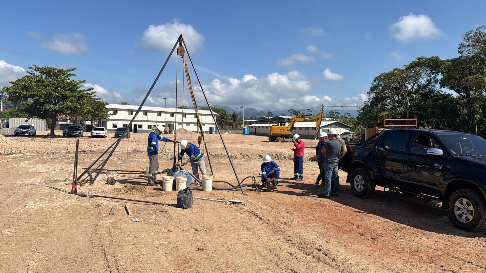 Equipe realizando sondagem em campo aberto